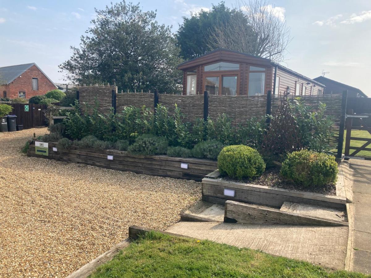 Rew Farm Country And Equestrian Accommodation - Sunset Lodge Melksham Dış mekan fotoğraf