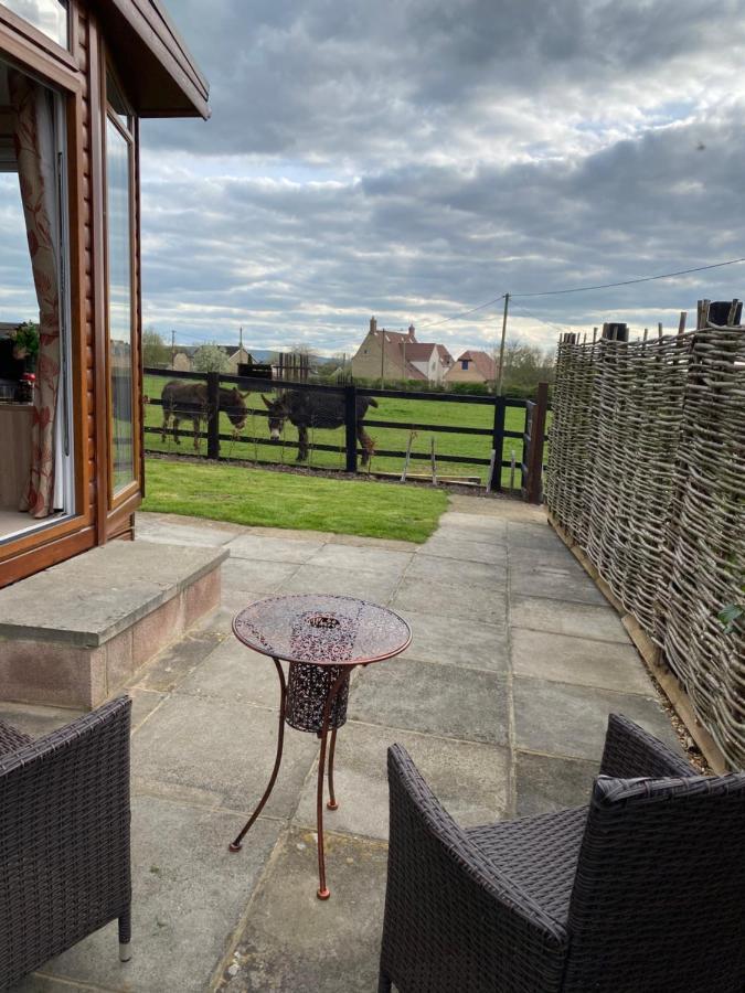 Rew Farm Country And Equestrian Accommodation - Sunset Lodge Melksham Dış mekan fotoğraf
