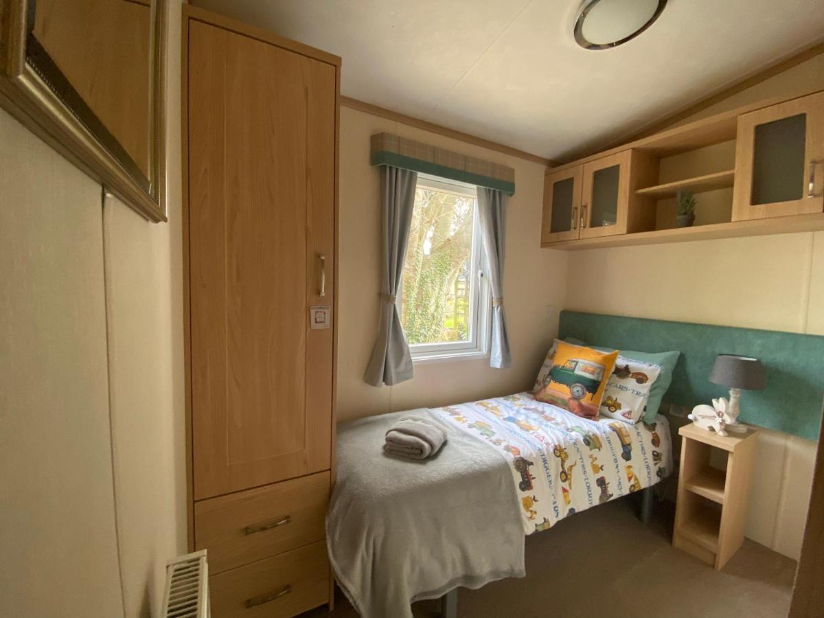 Rew Farm Country And Equestrian Accommodation - Sunset Lodge Melksham Dış mekan fotoğraf