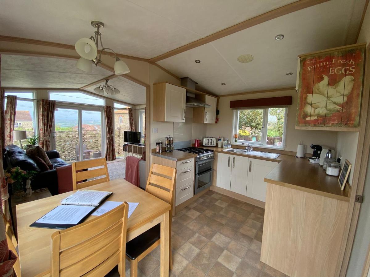 Rew Farm Country And Equestrian Accommodation - Sunset Lodge Melksham Dış mekan fotoğraf